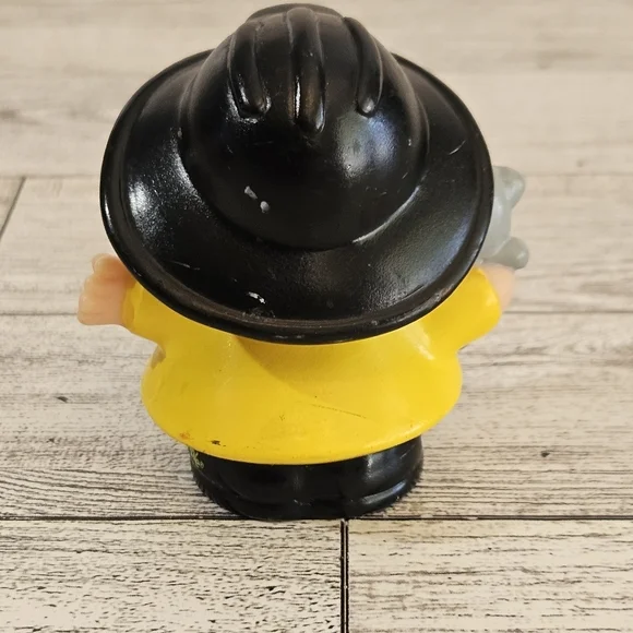 Fisher-Price Little People Fireman Holding Cat 2001 - Picture 2 of 3